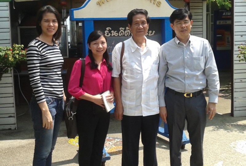 TGĐ Nguyễn Đoàn Thăng ( đứng thứ 2) chụp ảnh lưu niệm cùng Giám đốc công ty TaSa - Thái Lan ( ngoài cùng)